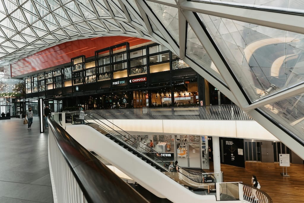Shopping center interior with available retail spaces for pop-up shops, showing modern kiosk locations in high-traffic common areas